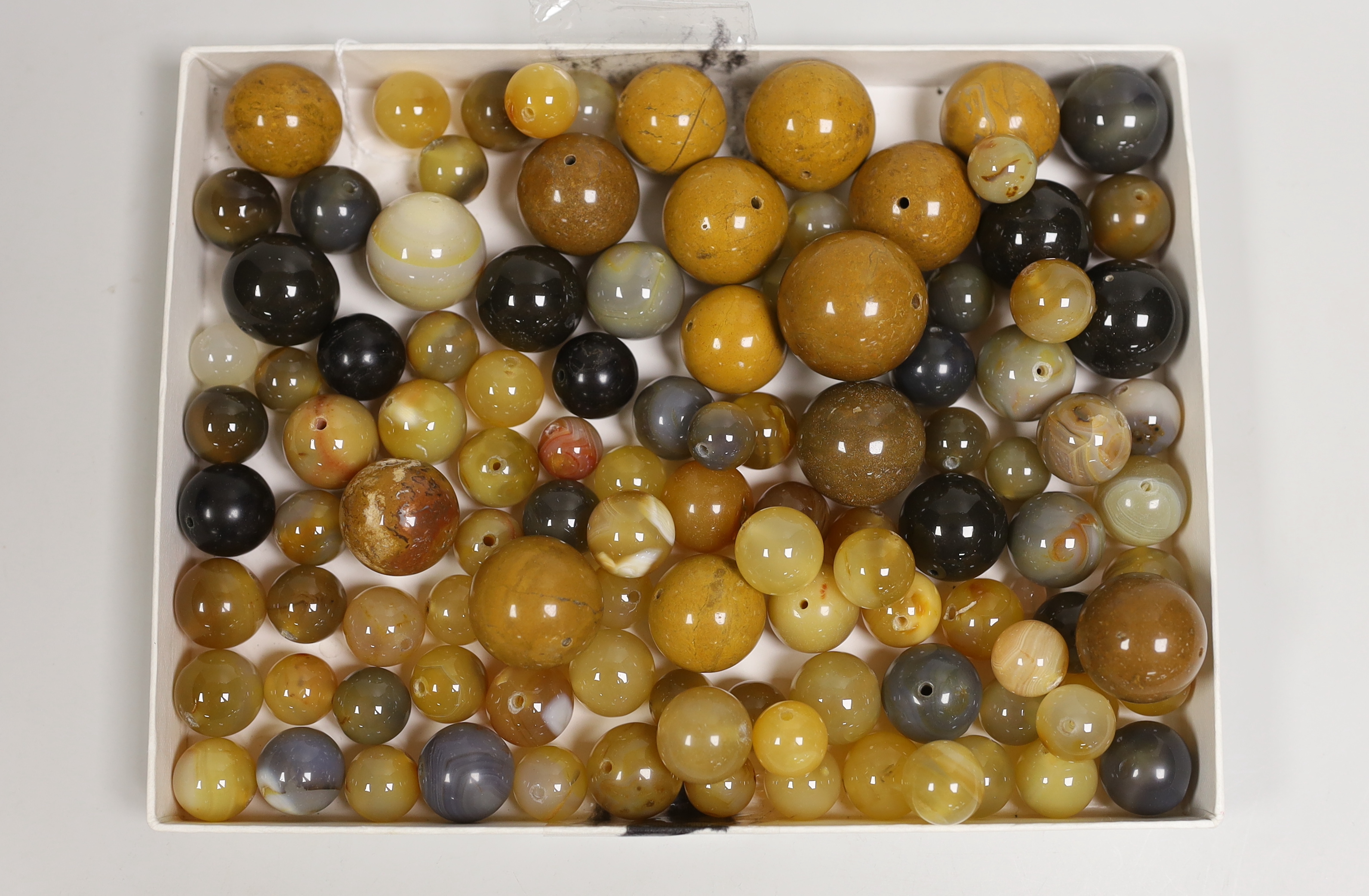 A quantity of assorted agate beads.